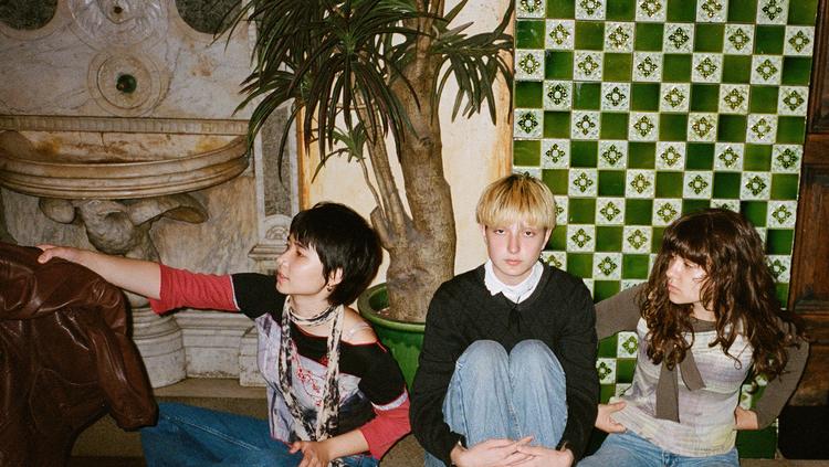 Nora Cheng, Gigi Reece and Penelope Lowenstein udgør tilsammen rockbandet Horsegirl. De er fra Chicago og mellem 17 og 19 år. Men de lyder som nogle, der var unge, støjende og moody i 1990’erne.  Foto: Todd Fisher