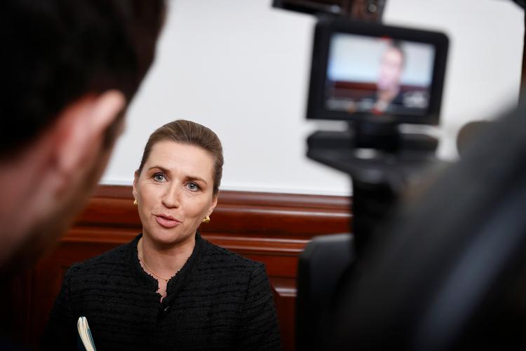 Inden Socialdemokratiets gruppemøde talte Mette Frederiksen (S) med pressen og forklarede, hvorfor hun var nødt til at vente til efter kommunalvalget med at oplyse offentligheden om, hvorvidt hendes slettede sms'er kunne genskabes.   Foto: Jens Dresling