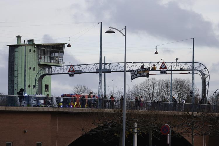 Langebro i København, da fastspændte aktivister satte klumper i myldretidstrafikken.  Foto: Thomas Borberg