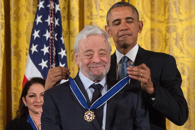Komponisten Stephen Sondheim blev i 2015 tildelt den højeste civile udmærkelse i USA, The Presidential Medal of Freedom, af daværende præsident Barack Obama. Foto: Nicholas Kamm/Ritzau Scanpix