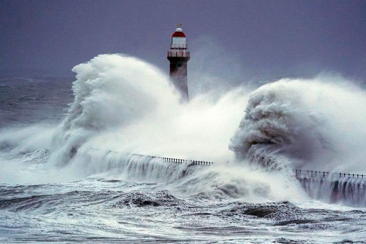 Roker Lighthouse i Sunderland i det nordlige England blev tæsket godt igennem af bølgerne forårsaget af stormen Arwen. Foto: Owen Humphreys/Ritzau Scanpix