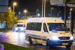 En Røde Kors-varebil transporterer her en række flypassagerer fra Sydafrika væk fra lufthavnen i Amsterdam i Holland, efter at de er blevet testet positive for covid-19. Frygten er, at de bærer den nye variant B.1.1.529 i sig. Foto: Laurens Bosch/Ritzau Scanpix