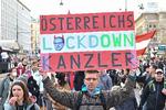 Flere steder i Østrig var der lørdag for anden weekend i træk store demonstrationer imod regeringen. Denne gang handlede det om planen om at indføre vaccinekrav. Billedet her er fra sidste weekends protester mod den nedlukning, som trådte i kraft mandag. Foto: Joe Klamar/Ritzau Scanpix
