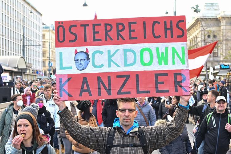 Flere steder i Østrig var der lørdag for anden weekend i træk store demonstrationer imod regeringen. Denne gang handlede det om planen om at indføre vaccinekrav. Billedet her er fra sidste weekends protester mod den nedlukning, som trådte i kraft mandag. Foto: Joe Klamar/Ritzau Scanpix
