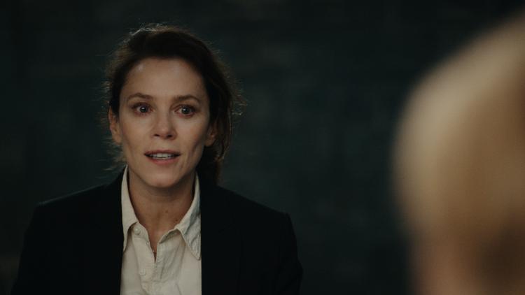 Anna Friel spiller den altoverskyggende hovedrolle som politipersonen Sharon Pici, der traumatiseres og kommer mentalt på afveje.  Foto: PR-foto: NENT-group