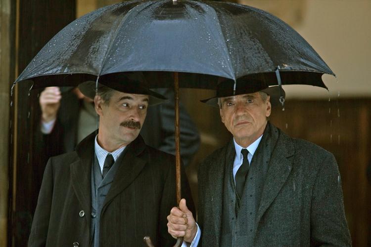 I filmen 'The Man Who Knew Infinity' fra 2015 spillede Jeremy Northam (til venstre) rollen som matematikeren og filosoffen Bertrand Russell. Jeremy Irons optrådte som matematikeren G. H. Hardy.  Foto: Edward R. Pressman Film/xeitgeis/Ritzau Scanpix