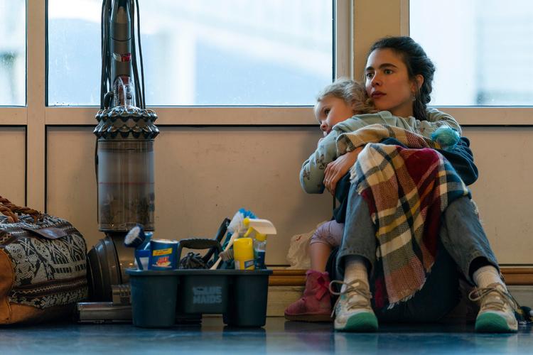 Margaret Qualleys præstation i rollen som den unge mor Alex, der flygter med sit barn fra et voldeligt forhold, er en af de bedste grunde til, at 'Maid' er en af Netflix' mest sete serier i år. Framegrab Ricardo Hubbs/Netflix