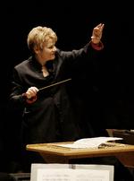Marin Alsop står i spidsen for albummet med komponisten Paul Hindemiths glemte musik. Foto: Grant Leighton