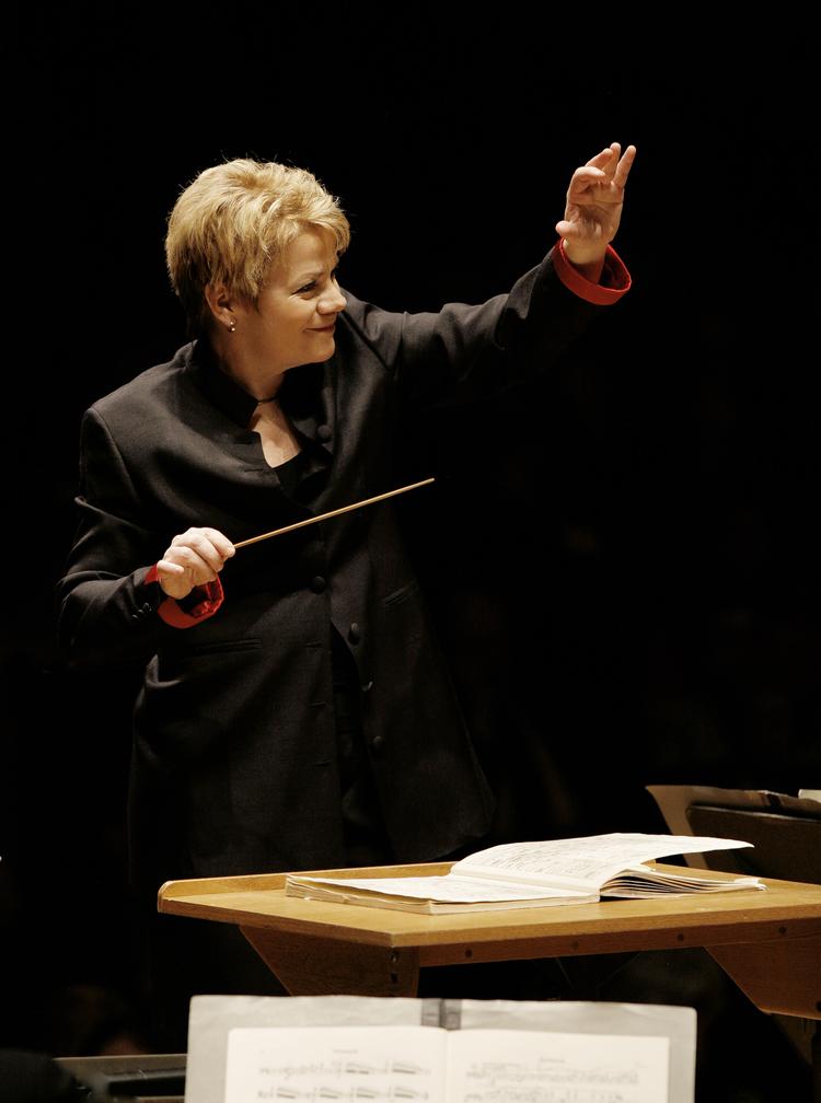 Marin Alsop står i spidsen for albummet med komponisten Paul Hindemiths glemte musik. Foto: Grant Leighton