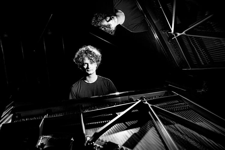 Pianisten Gustav Krogh Piekut ved flyglet. Foto: Jacob Ehrbahn