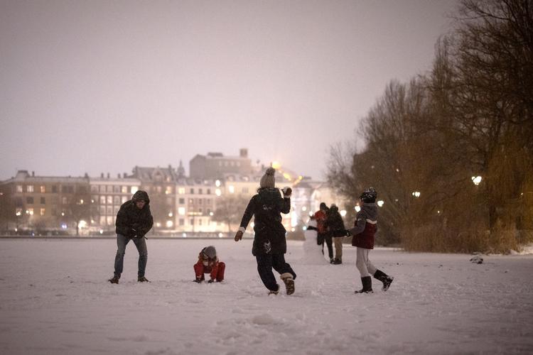 I februar i år dalede sneen i København, hvor Søerne også var frosset til is. Men i denne omgang bliver det primært iNordjylland, at man kan forvente lidt hvidt i landskabet.   Foto: Marius Renner