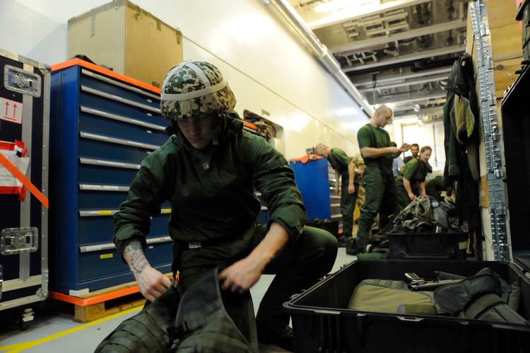 Soldater på den danske fregat Esbern Snare bidrog i 2013 til at hente lagre af kemiske våben ud af Syrien.
 Foto: Pc Lt**lon**/AP