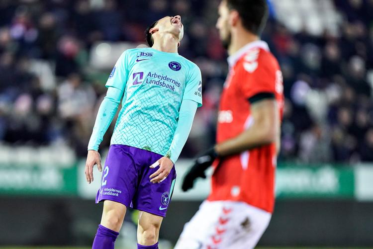 FC Midtjyllands Dion Cools (tv.) ærgrer sig i mandag aftens superligakamp i Vejle, hvor det længe lignede en sejr til midtjyderne, men hvor Vejle udlignede i slutfasen.   Foto: Henning Bagger/Ritzau Scanpix