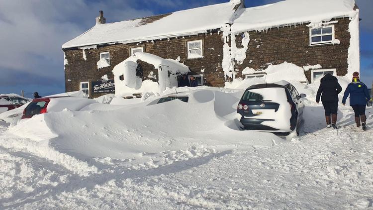 Stormen 'Arwen' hærger i Storbritannien. I England betød det, at omkring 60 gæster og ansatte fik sig et ufrivilligt weekendophold på en pub i Yorkshire-dalen over 300 kilometer fra London. Foto: Tan Hill Inn 