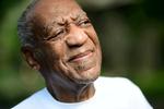 Bill Cosby nyder friheden foran sit hus i Pennsylvania i sommer. Nu skal han muligvis tilbage på anklagebænken.  Foto: Mark Makela/Ritzau Scanpix