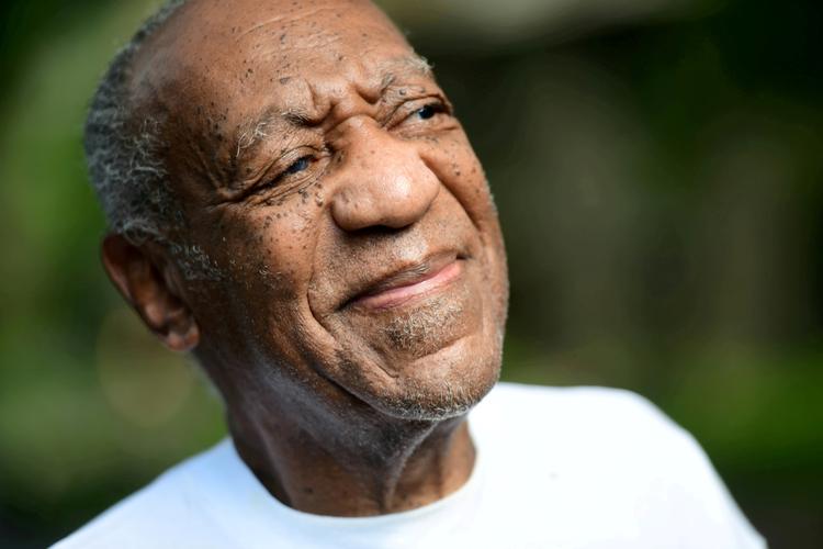 Bill Cosby nyder friheden foran sit hus i Pennsylvania i sommer. Nu skal han muligvis tilbage på anklagebænken.  Foto: Mark Makela/Ritzau Scanpix