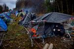     Sådan så der ud lørdag i en lejr på et nedlagt banelegeme ved Dunkerque i det nordlige Frankrig. Tirsdag ryddede politiet lejren, og hundredvis af kurdere skal nu ¨finde et nyt sted at slå nye telte fra ngo' erne op. Foto: Jacob Ehrbahn