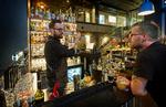 Bartender Jesper Skov mikser en cocktail, mens bargæsten  Kristian Bæk opmærksomt følger processen i Bar Flora på Peak 12 Hotel i Viborg.. Foto: Morten Langkilde