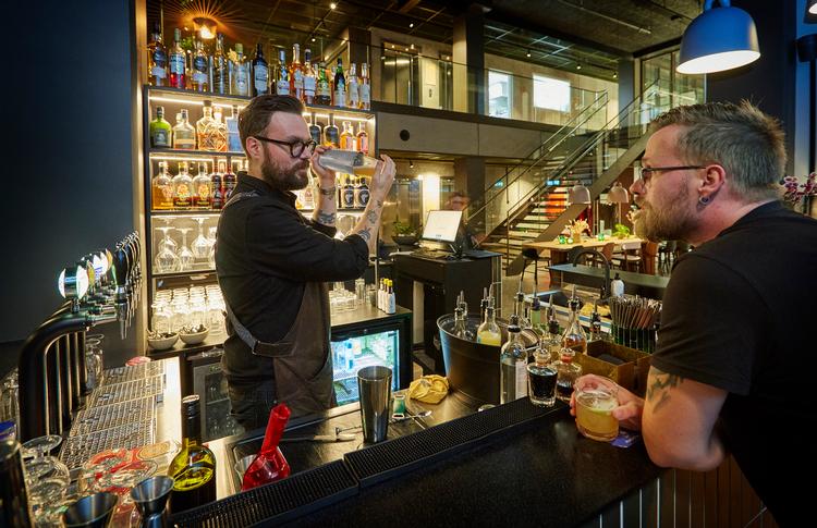 Bartender Jesper Skov mikser en cocktail, mens bargæsten  Kristian Bæk opmærksomt følger processen i Bar Flora på Peak 12 Hotel i Viborg.. Foto: Morten Langkilde
