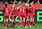 Når en løs bold ender for fødderne af Signe Bruun i modstandernes felt, nærmer Danmark sig målgaranti. Hele holdet jubler over hendes scoring til 1-0. Foto: Henning Bagger/Ritzau Scanpix