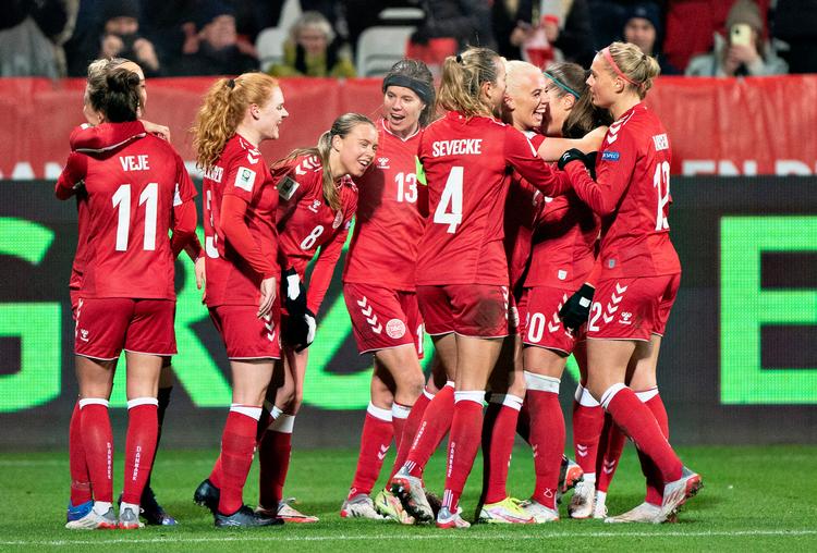 Når en løs bold ender for fødderne af Signe Bruun i modstandernes felt, nærmer Danmark sig målgaranti. Hele holdet jubler over hendes scoring til 1-0. Foto: Henning Bagger/Ritzau Scanpix