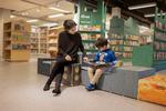 Fatima og Mustafa på Hovedbiblioteket i Krystalgade, København.  Det er et godt sted at bonde med sit barn, der er mange rare kroge, man kan låne bøger på engelsk - og så er kaffen god, fortæller Fatima.  Foto: Miriam Dalsgaard
