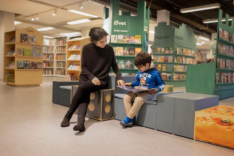 Fatima og Mustafa på Hovedbiblioteket i Krystalgade, København.  Det er et godt sted at bonde med sit barn, der er mange rare kroge, man kan låne bøger på engelsk - og så er kaffen god, fortæller Fatima.  Foto: Miriam Dalsgaard