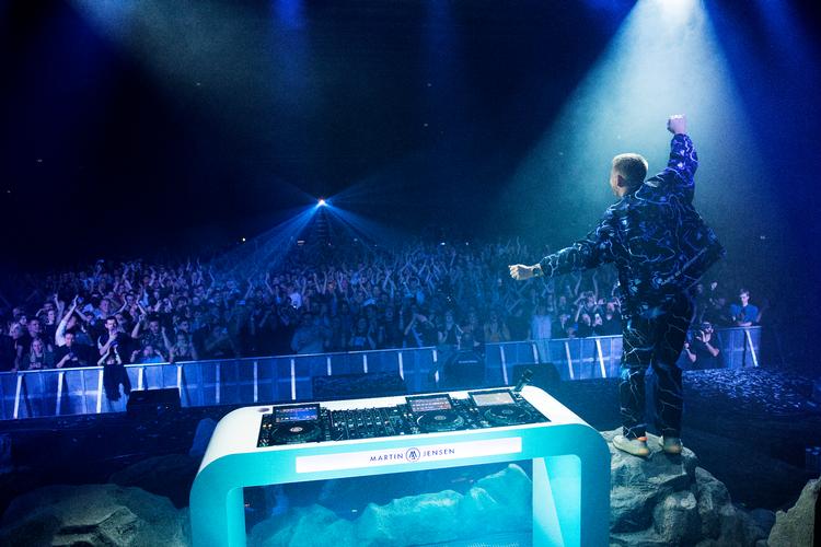 Koncerter som denne her med DJ Martin Jensen i Falconer Salen for 2500 publikummer bliver der formentlig lukket ned for i dag. Foto: Thomas Borberg