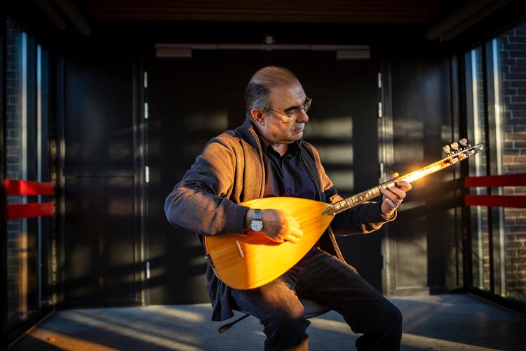 Da Kenan Tekin var bare otte år, købte han sin første baglama. Hans familie var dog ikke vild med, at han spillede musik, så han gemte instrumentet i kælderen og øvede sig i smug. 52 år senere er han musiklærer – så man ved aldrig, hvad musik kan føre til, siger han: »For mig har det givet et liv, en karriere og masser af personlig succes«. Foto: Miriam Dalsgaard