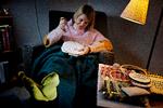 Før Rikke Mia Skovdal begyndte at brodere, gav hun sig i kast med at strikning. Hun prøvede og prøvede, men kunne simpelthen ikke finde ud af det, fortæller hun: »Måske handlede det om at give op, kigge i andre retninger og finde et håndværk, som passede mig helt rigtigt«. Foto: Martin Lehmann