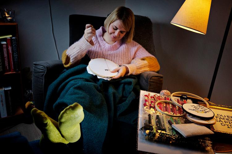 Før Rikke Mia Skovdal begyndte at brodere, gav hun sig i kast med at strikning. Hun prøvede og prøvede, men kunne simpelthen ikke finde ud af det, fortæller hun: »Måske handlede det om at give op, kigge i andre retninger og finde et håndværk, som passede mig helt rigtigt«. Foto: Martin Lehmann
