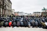 Dansk Affolkepartis medlemmer samlet foran Christiansborg for at tilbede frelseren Inger. Foto: Olivia Loftlund