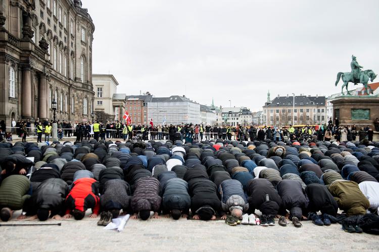 Dansk Affolkepartis medlemmer samlet foran Christiansborg for at tilbede frelseren Inger. Foto: Olivia Loftlund