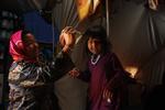 En afghansk hazarafamilie på flugt i flygtningelejren på Lesbos. Hazarafolket er shiamuslimer og har en historie med vold og undertrykkelse. Foto: Nadim Ghaderi