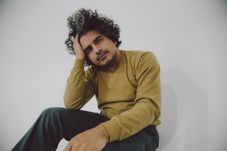 Helado Negro, hvis forældre er equadoranske immigrantforældre, veksler mellem engelsk og spansk på sit nye album.  