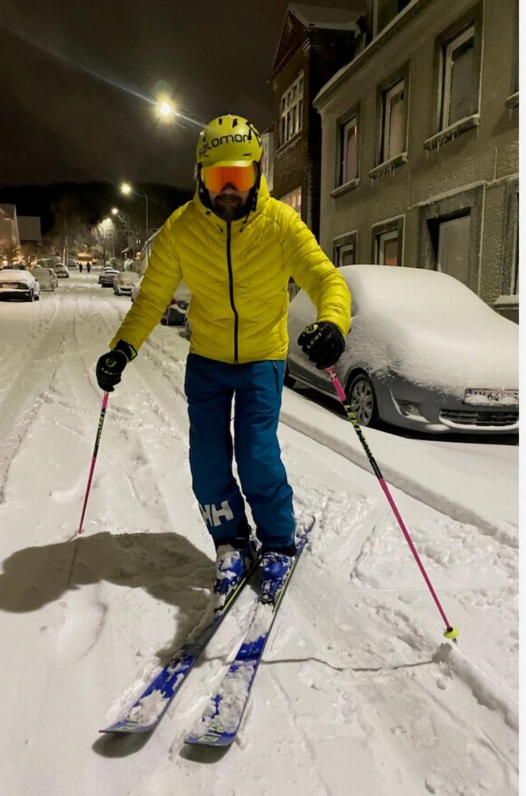 Rasmus Lundby har stået på ski i alt fra Grøndland til Sydkorea. I går stod han på Galstersgade i Nørresundby. 