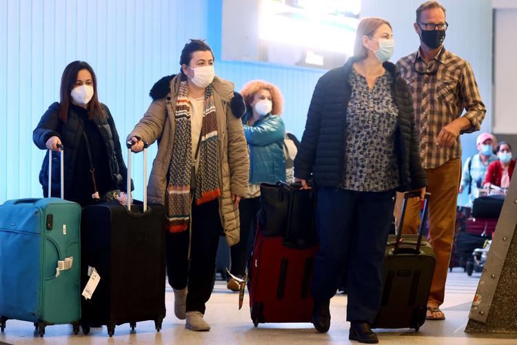 LOS ANGELES, CALIFORNIA - DECEMBER 01: International travelers pass through the Tom Bradley International Terminal after arriving into the U.S. at Los Angeles International Airport (LAX) on December 01, 2021 in Los Angeles, California. The Biden administration is planning to announce tighter restrictions for travelers flying into the United States, including requiring a negative test for COVID-19 one day ahead of travel, in response to the new Omicron variant. Mario Tama/Getty Images/AFP == FOR NEWSPAPERS, INTERNET, TELCOS &amp; TELEVISION USE ONLY == Foto: Mario Tama/Ritzau Scanpix
