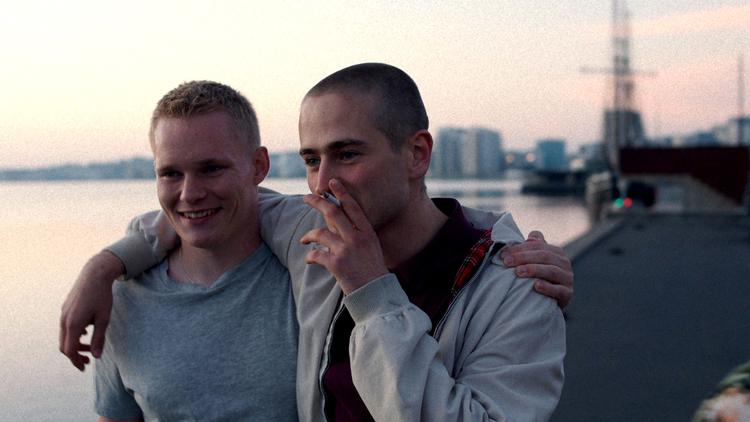 I ’Hooligan’ er det gennem vold, at drenge bliver til mænd, men den gryende bromance mellem Lasse (Frederik Emil Mathiasen) og Mads (August Carter) udpeger måske en alternativ vej. Foto: Jonas Berlin/Drive Studios Foto:  Jonas Berlin/Drive Studios