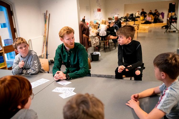 Lærere og elever, her på Stengård Skole i Lyngby, må vinke farvel til en del danske undervisningsmaterialer efter regeringen har besluttet at sætte gebyrerne kraftigt i vejret for især de små udgivere.  Foto: Janus Engel/FREELANCE