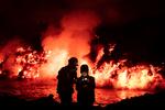 To forskere tager prøver foran flydende lava fra vulkanen på La Palma. Foto: Taner Orribo/Ritzau Scanpix