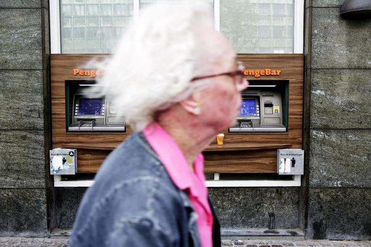 Forbrugerombudsmanden har over en længere periode bedt Jyske Bank - der var først med minusrenter over for private -  om at redegøre for aftalegrundlaget, der gør det muligt at opkræve negativ rente af eksisterende kunder. Der ventes en afgørelse inden for kort tid. Foto: Lasse Kofod