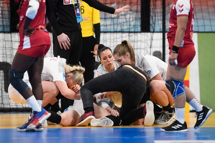  De bekymrede holdkammerater Kathrine Heindahl (tv,), Simone Böhme og Mette Tranborg forsøger at hjælpe Mia Rej. Foto: Lars Poulsen