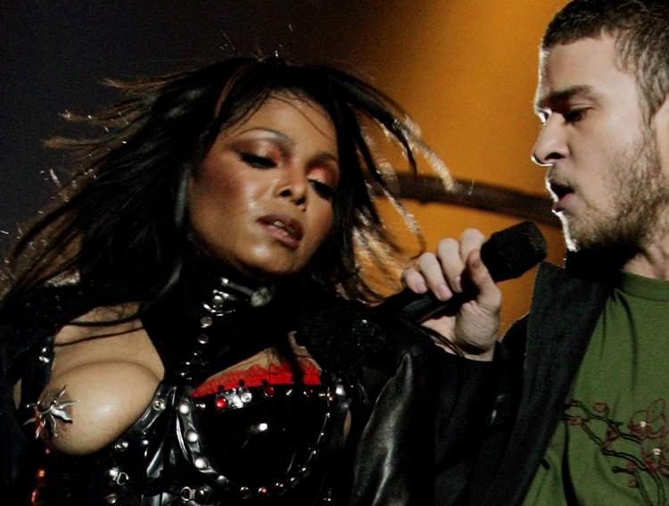 Janet Jacksons karriere ændres i 2004 på 0,6 sekunder, da Justin Timberlake hiver hendes korset i stykker og hendes bryst kommer til syne foran 140 millioner tv-seere. Foto: Win Mcnamee/Ritzau Scanpix
