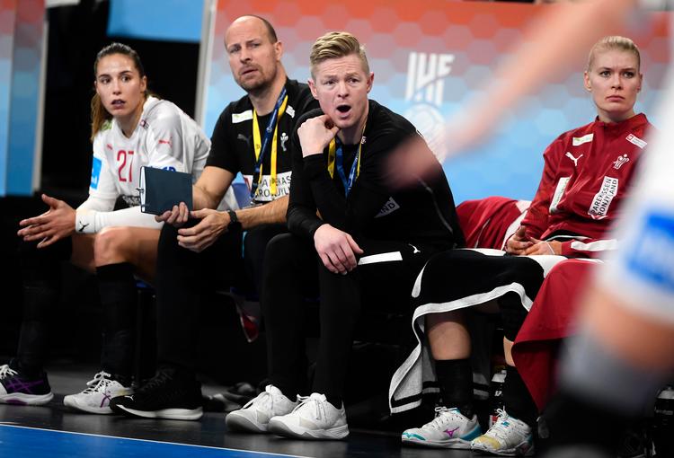Det skabte stor fortvivlelse på den danske bænk, da playmaker Mia Rej blev båret fra banen i VM-kampen mod Tunesien torsdag aften. Foto: Lars Poulsen