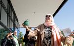 Farverig i påklædingen ankommer Claudia Roth til forhandlingerne om at danne en ny regering i Berlin i oktober.  »Hun er en hadefigur for alle stramtandede i Tyskland«, skrev Die Welt i et portræt af den nye minister. Foto: Michele Tantussi/Ritzau Scanpix