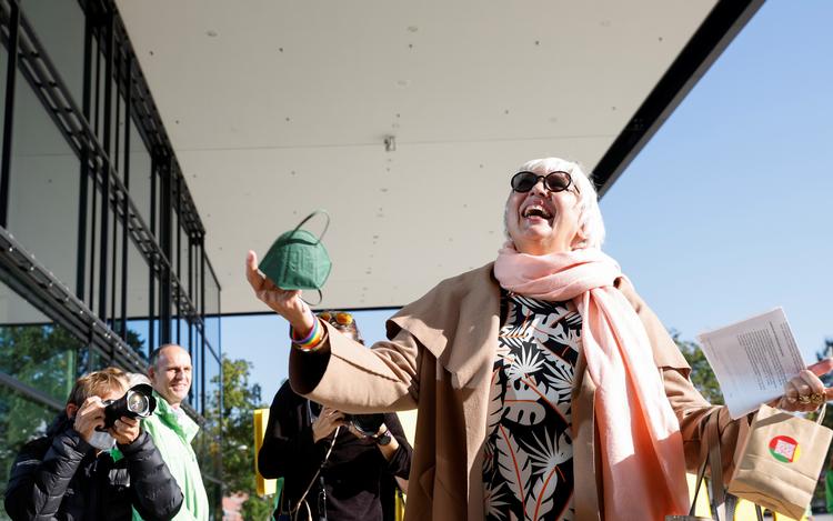 Farverig i påklædingen ankommer Claudia Roth til forhandlingerne om at danne en ny regering i Berlin i oktober.  »Hun er en hadefigur for alle stramtandede i Tyskland«, skrev Die Welt i et portræt af den nye minister. Foto: Michele Tantussi/Ritzau Scanpix