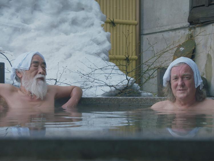 Der er masser af sushi og sumobrydning men knap så meget dybde, når den tidligere 'Top Gear'-vært James May rejser rundt i Japan i nyt Amazon Prime-program.  Foto: Amazon Prime