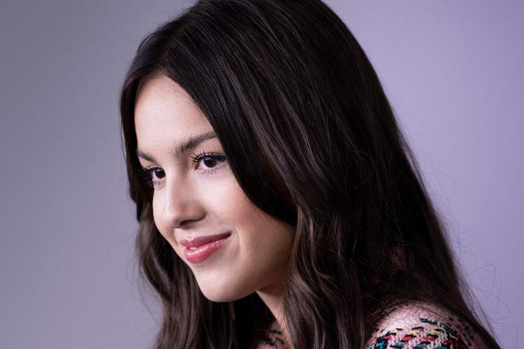 (FILES) In this file photo taken on July 14, 2021 Pop star Olivia Rodrigo waits to speak as White House Press Secretary Jen Psaki holds a press briefing in the Brady Briefing Room of the White House in Washington, DC. - Justin Bieber, Billie Eilish and Olivia Rodrigo are leading a crop of pop stalwarts and newbies nominated for this year's Grammy awards. But it's Jon Batiste - - the jazz and R&amp;B artist, television personality and bandleader, whose prizes include an Oscar for his soundtrack to the movie "Soul" - - who has the most chances at Grammy gold, snagging 11 nominations including in the top categories. (Photo by Brendan Smialowski / AFP) Foto: Brendan Smialowski/Ritzau Scanpix