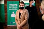 Statsminister Mette Frederiksen (S) og direktør i Sundhedsstyrelsen Søren Brostrøm besøgte fredag covid-19-vaccinationsstedet i det gamle billetkontor på Københavns Hovedbanegård. Her fik de en rundvisning på det nyåbnede vaccinationssted bl.a. i anledning, af at myndighederne har opfordret danskerne til at få det tredje stik imod coronavirus. Foto: Philip Davali/Ritzau Scanpix