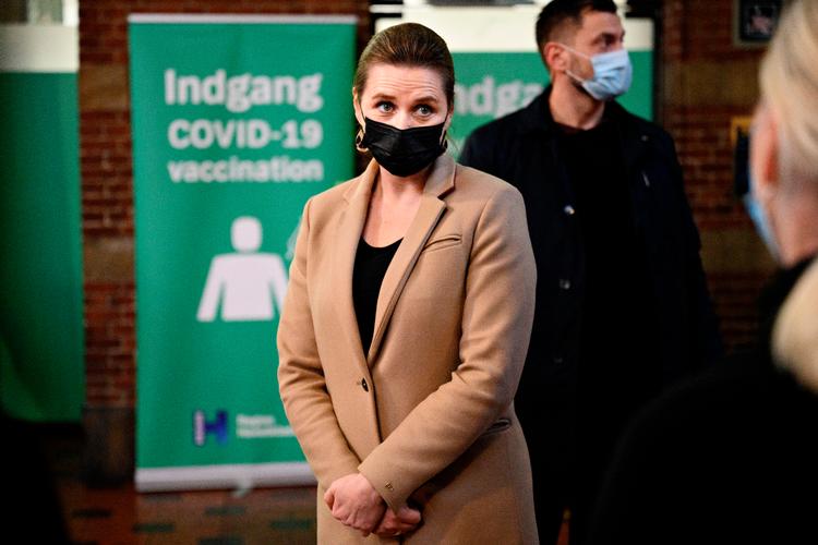 Statsminister Mette Frederiksen (S) og direktør i Sundhedsstyrelsen Søren Brostrøm besøgte fredag covid-19-vaccinationsstedet i det gamle billetkontor på Københavns Hovedbanegård. Her fik de en rundvisning på det nyåbnede vaccinationssted bl.a. i anledning, af at myndighederne har opfordret danskerne til at få det tredje stik imod coronavirus. Foto: Philip Davali/Ritzau Scanpix